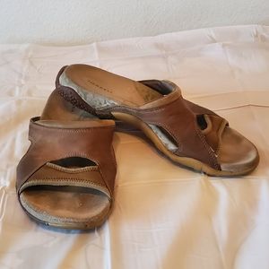 Merrell womens slip on leather sandals SIZE 8 pre-loved used flat shoe